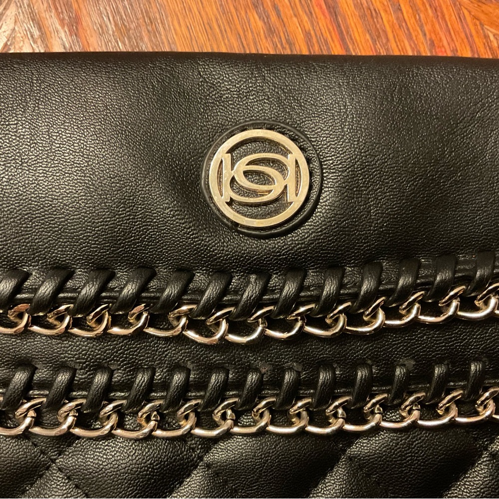 Bebe Gold Chain Quilt Cushion Style Faux Leather Clutch! - Picture 13 of 15